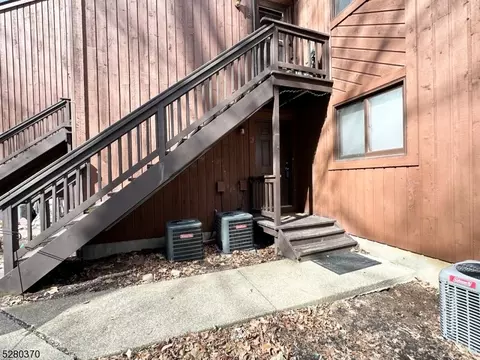 1 Davos Dr 3 #3, Vernon, NJ 07462