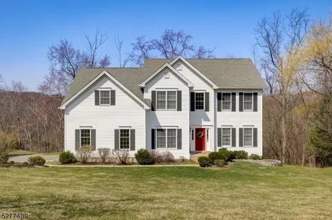 5 Mccain Ct, Mount Olive, NJ 07836