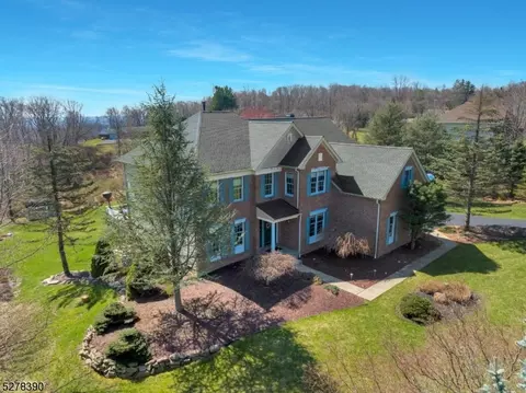 18 Old Schoolhouse Rd, Bethlehem Twp, NJ 08802