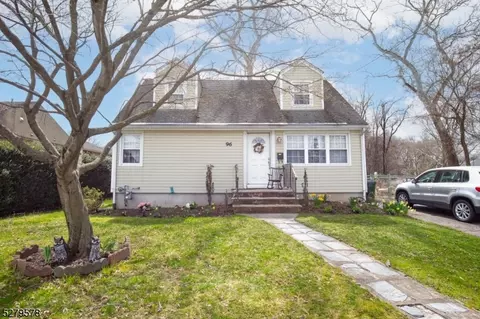 96 Riverview Rd, Pompton Lakes, NJ 07442