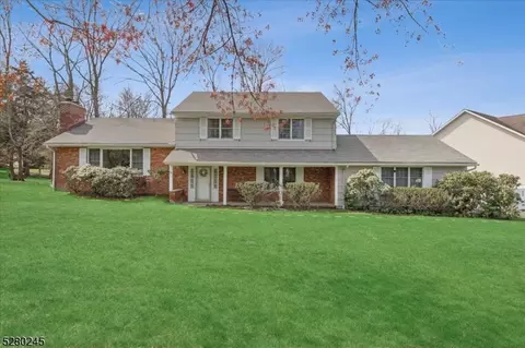 40 Parkside Dr, East Hanover, NJ 07936