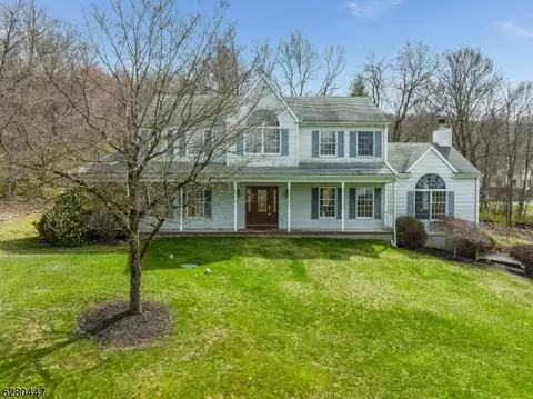 4 Pfauth Dr, Glen Gardner, NJ 08826