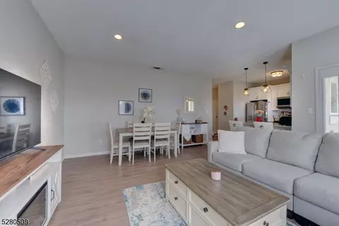 320 Brittany Dr #320, Wayne, NJ 07470 photo 7