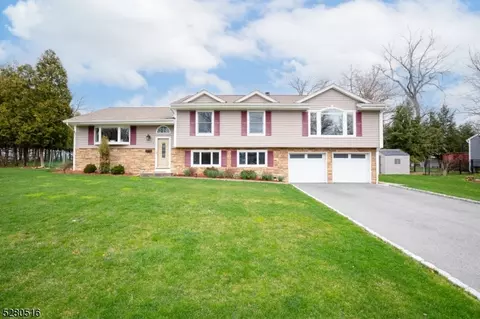 3 Robin Ln, Oakland, NJ 07436