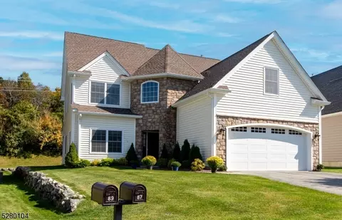 87 Bluffs Ct, Hamburg, NJ 07419