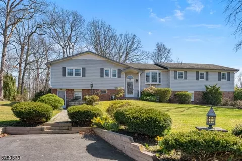 34 Woodlawn Ter, Jefferson, NJ 07849