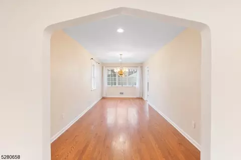 301 Oakwood Dr, Paramus, NJ 07652 photo 7