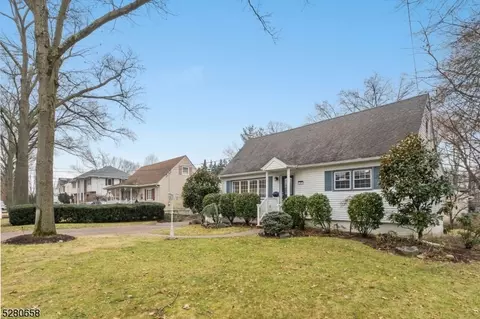 301 Oakwood Dr, Paramus, NJ 07652 photo 3