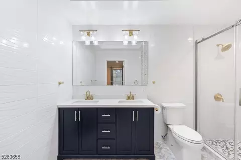 301 Oakwood Dr, Paramus, NJ 07652 photo 17