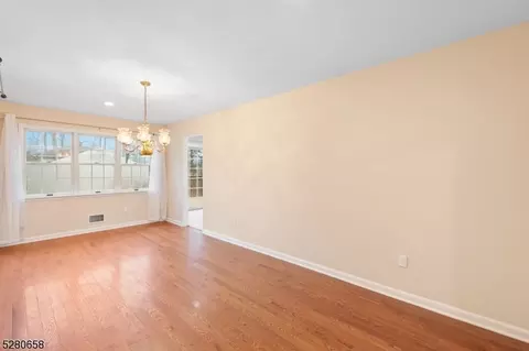 301 Oakwood Dr, Paramus, NJ 07652 photo 9