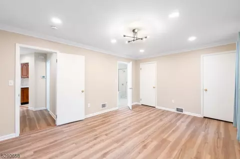 301 Oakwood Dr, Paramus, NJ 07652 photo 15