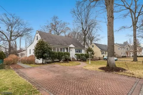 301 Oakwood Dr, Paramus, NJ 07652 photo 4