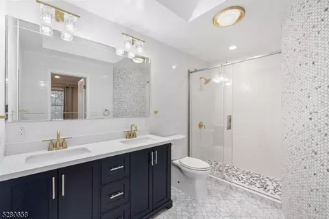 301 Oakwood Dr, Paramus, NJ 07652