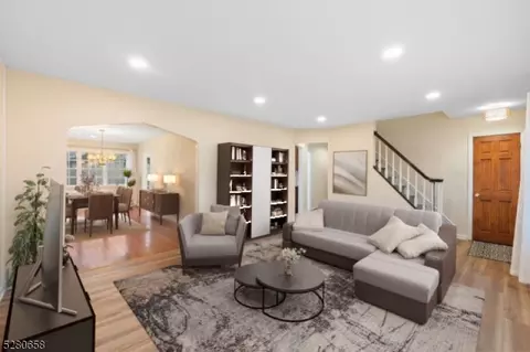301 Oakwood Dr, Paramus, NJ 07652 photo 5
