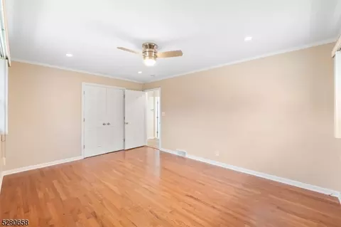 301 Oakwood Dr, Paramus, NJ 07652 photo 23