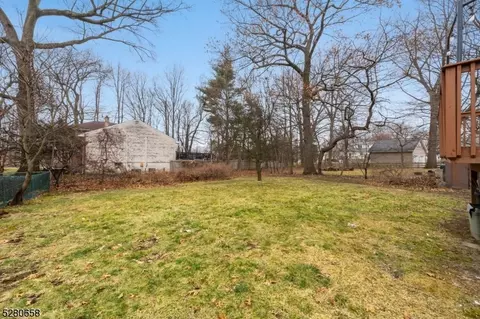 301 Oakwood Dr, Paramus, NJ 07652 photo 36