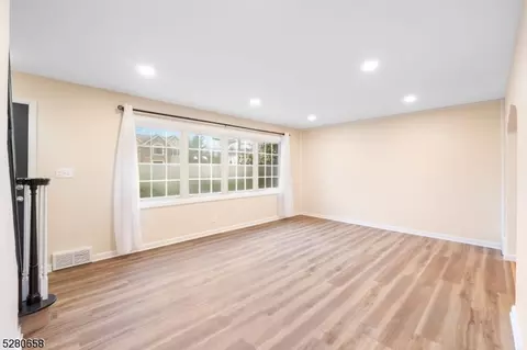 301 Oakwood Dr, Paramus, NJ 07652 photo 11