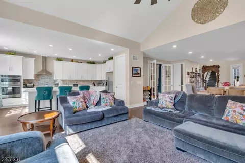 5 Huckleberry Ln, Morristown, NJ 07960