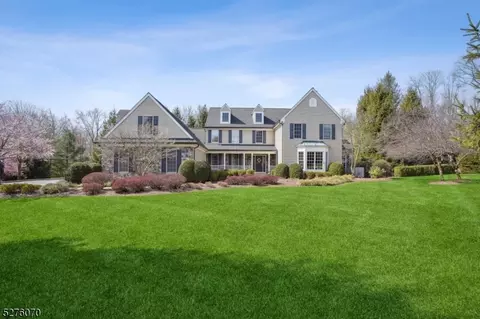 26 Harvest Ln, Washington Twp, NJ 07853