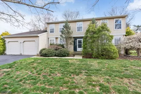 15 Richmond Dr, Franklin Twp, NJ 08873