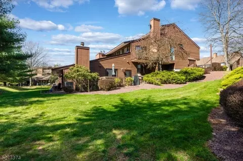 18 Meadowview Dr, Annandale, NJ 08801