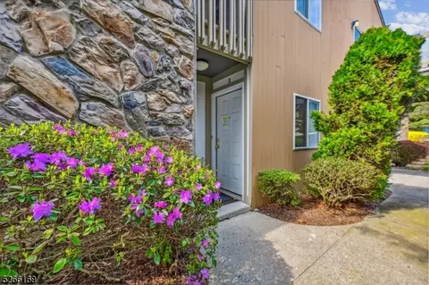2 Larkin Cir, West Orange, NJ 07052