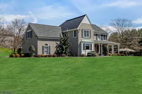 2 Hook Mountain Dr, Clinton Twp, NJ 08801