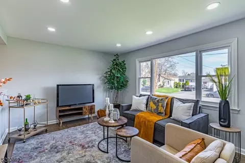 579 W Pershing Ave, Middlesex, NJ 08846 photo 8
