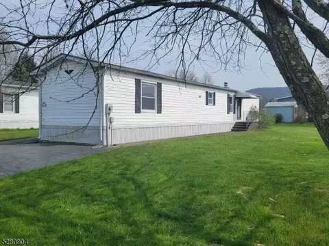 10 Clover Ln, Belvidere, NJ 07823