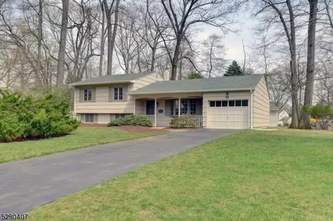 22 Hickory Ln, Waldwick, NJ 07463