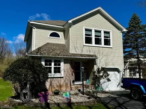 23 Mountain View Ct, Hamburg, NJ 07419