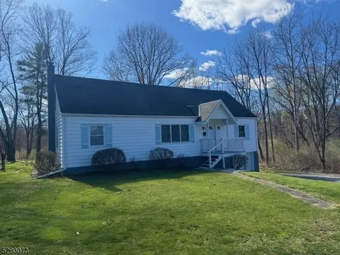 47 Orchard St, Hamburg, NJ 07419
