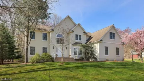 2 Crestwood Dr, Bridgewater, NJ 08807