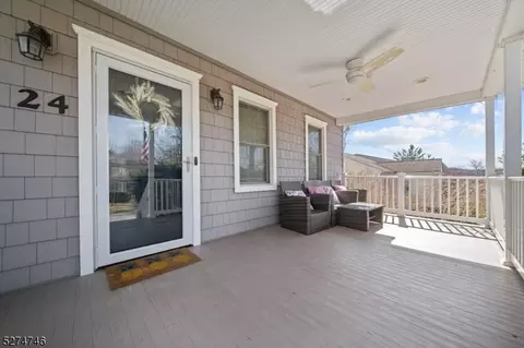 24 Ferndale Rd, Caldwell, NJ 07006