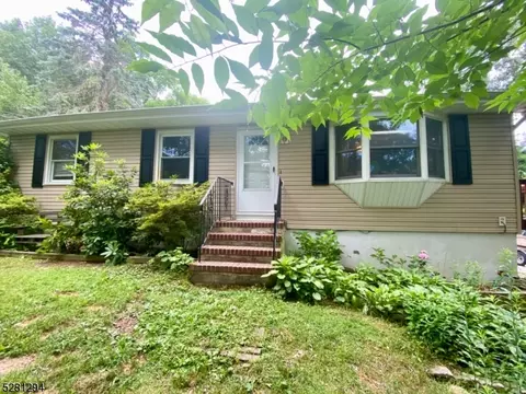 53 Black Oak Dr, Vernon, NJ 07462