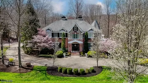 4 Beacon Hill Dr, Chester Twp, NJ 07930