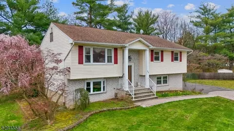 777 Decker Pl, Paramus, NJ 07652 photo 2
