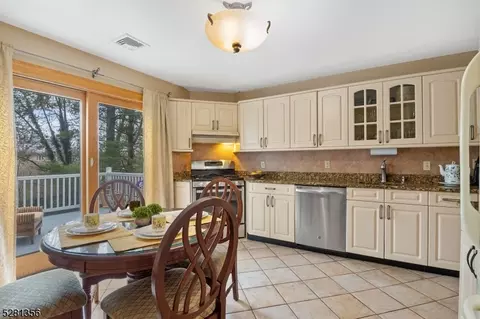 777 Decker Pl, Paramus, NJ 07652 photo 9