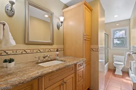 777 Decker Pl, Paramus, NJ 07652 photo 12