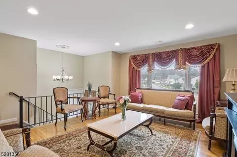 777 Decker Pl, Paramus, NJ 07652 photo 5