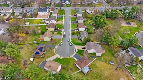 777 Decker Pl, Paramus, NJ 07652 photo 3