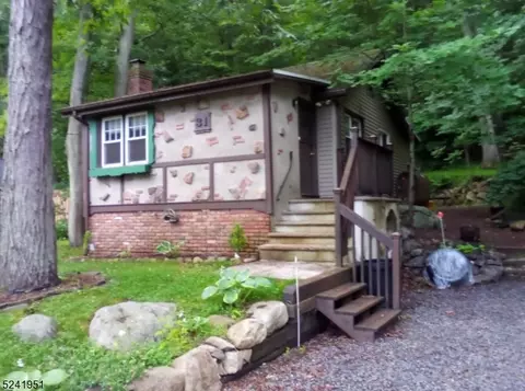 31 Old Woodland Trl, Oak Ridge, NJ 07438