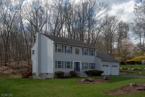 18 Windjammer Dr, Jefferson, NJ 07849