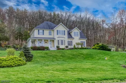 16 Alpine Ct, Lafayette, NJ 07848