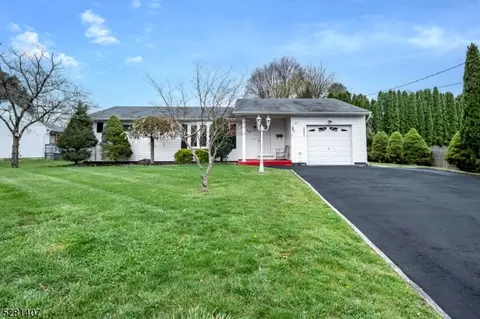 102 Louis Ln, Hackettstown, NJ 07840