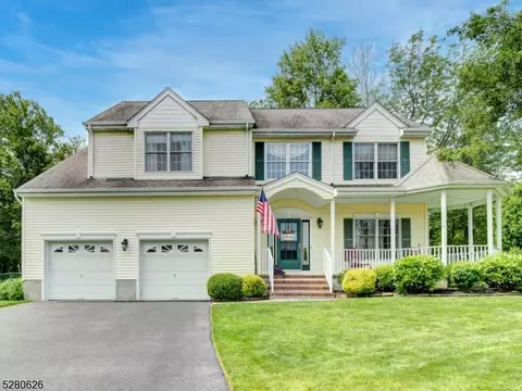 6 Melville Ct, Roxbury Twp, NJ 07852