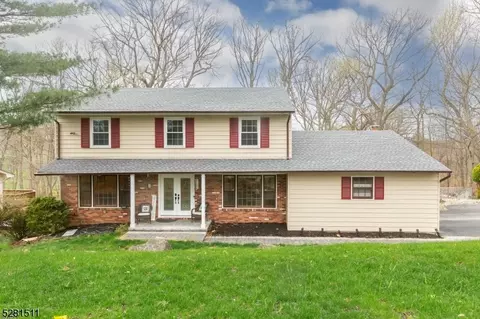 40 Whitewood Dr, Morris Plains, NJ 07950