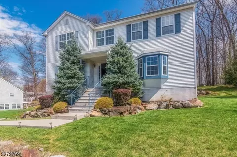 4 Crestview Dr, Stanhope, NJ 07874
