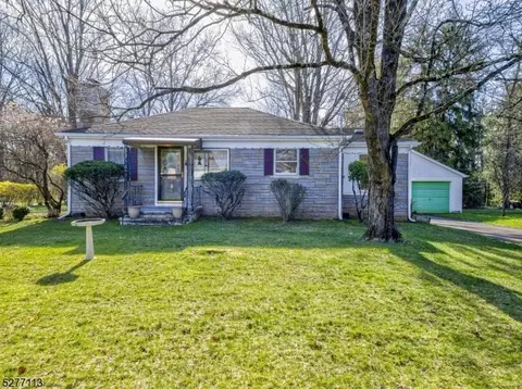8 Maple Ln, Readington Twp, NJ 08889