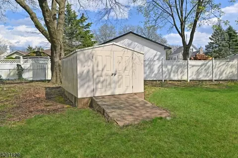 210 Hillcrest Dr, Paramus, NJ 07652 photo 5